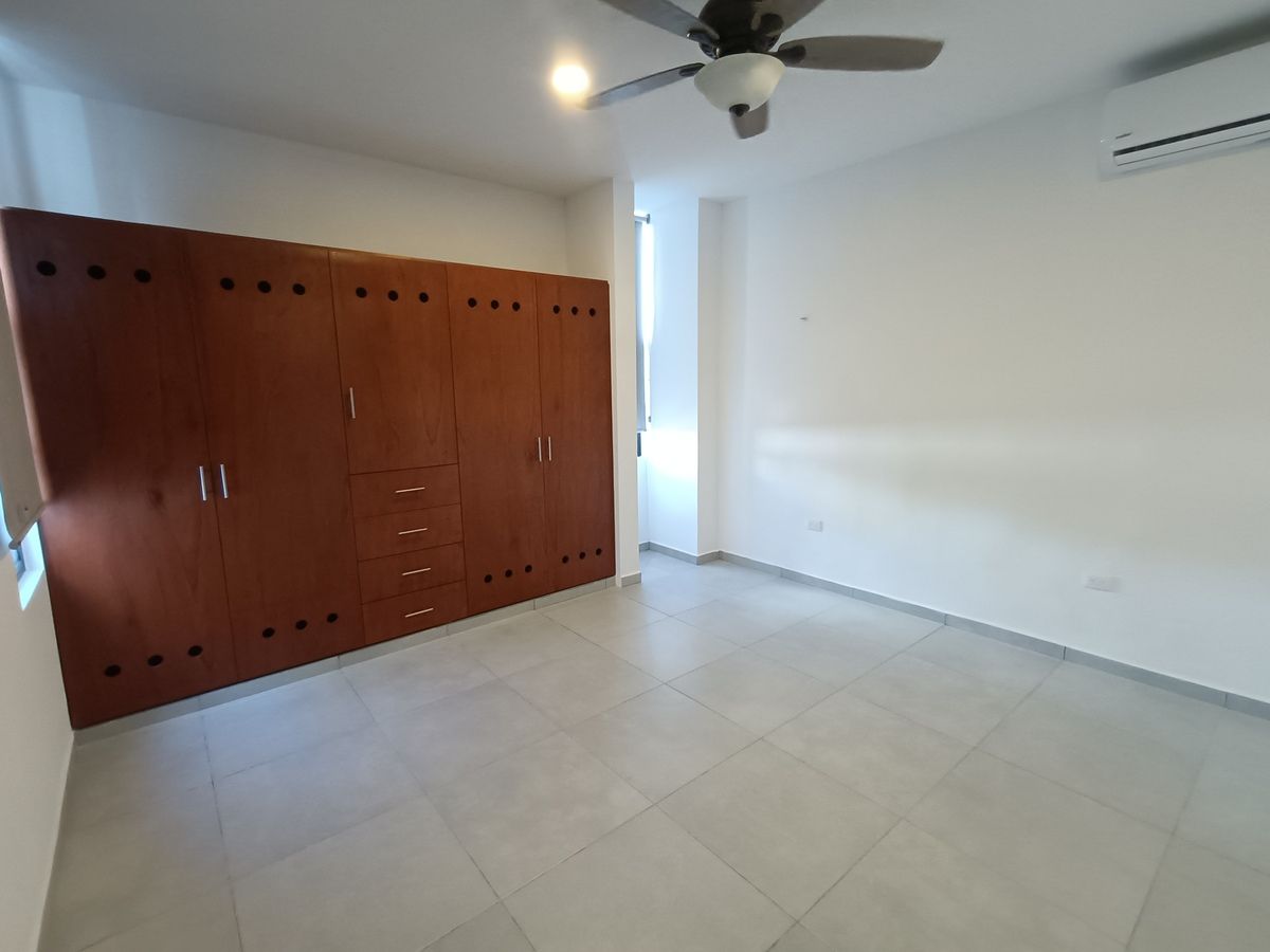 11 of 25: Recamara 2