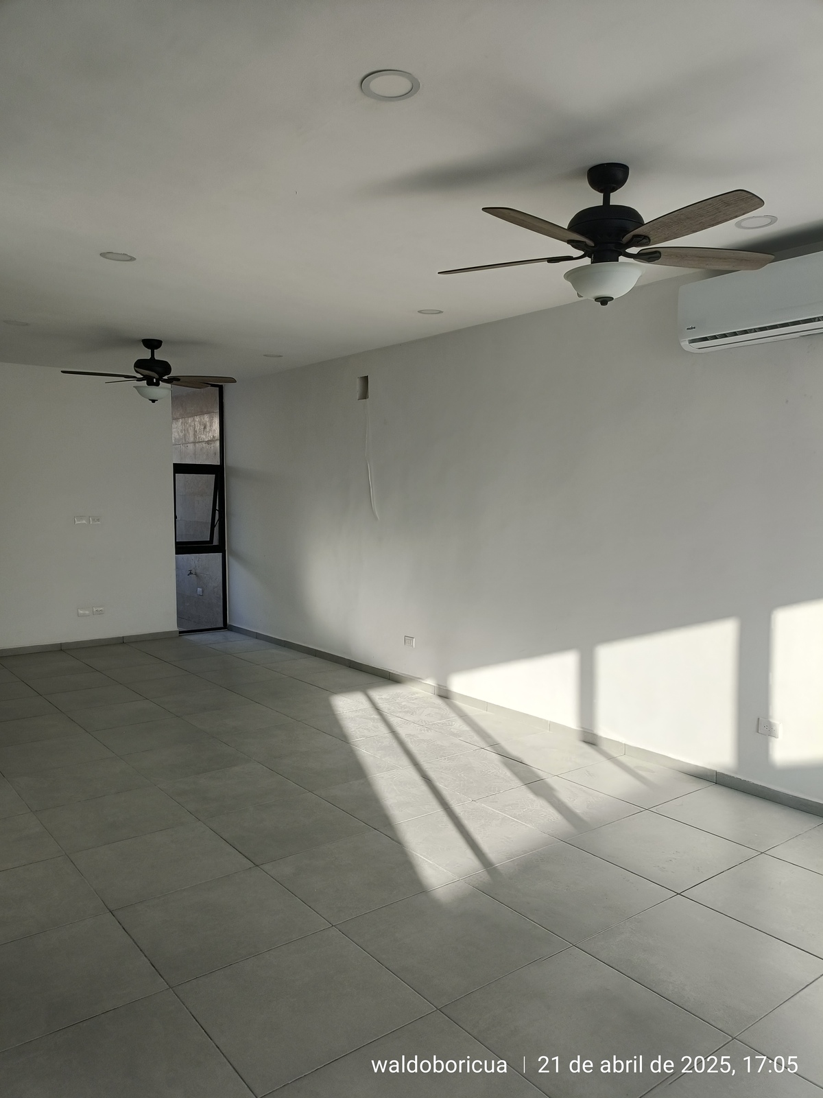 19 de 25: Sala, Comedor.