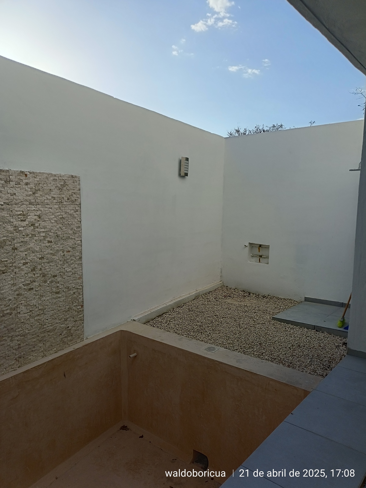 20 de 25: Patio y alberca con regadera exterior.