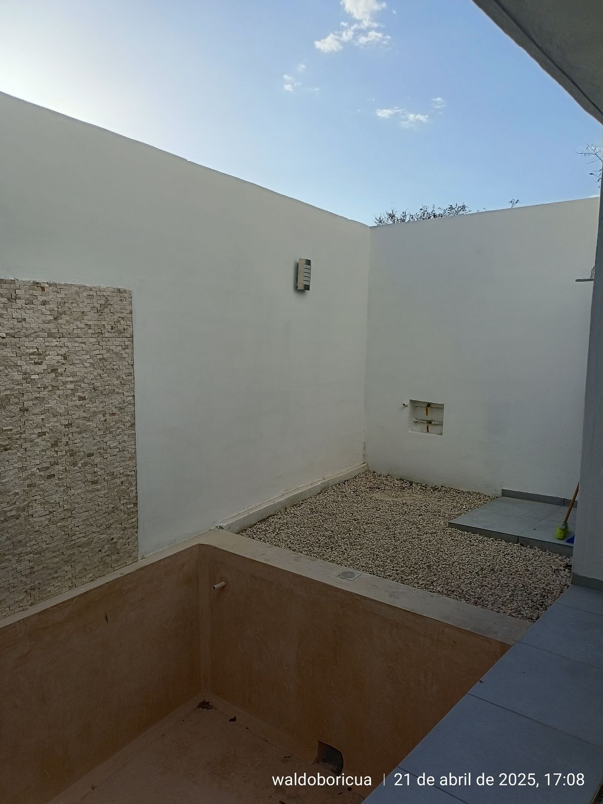 20 of 25: Patio y alberca con regadera exterior.