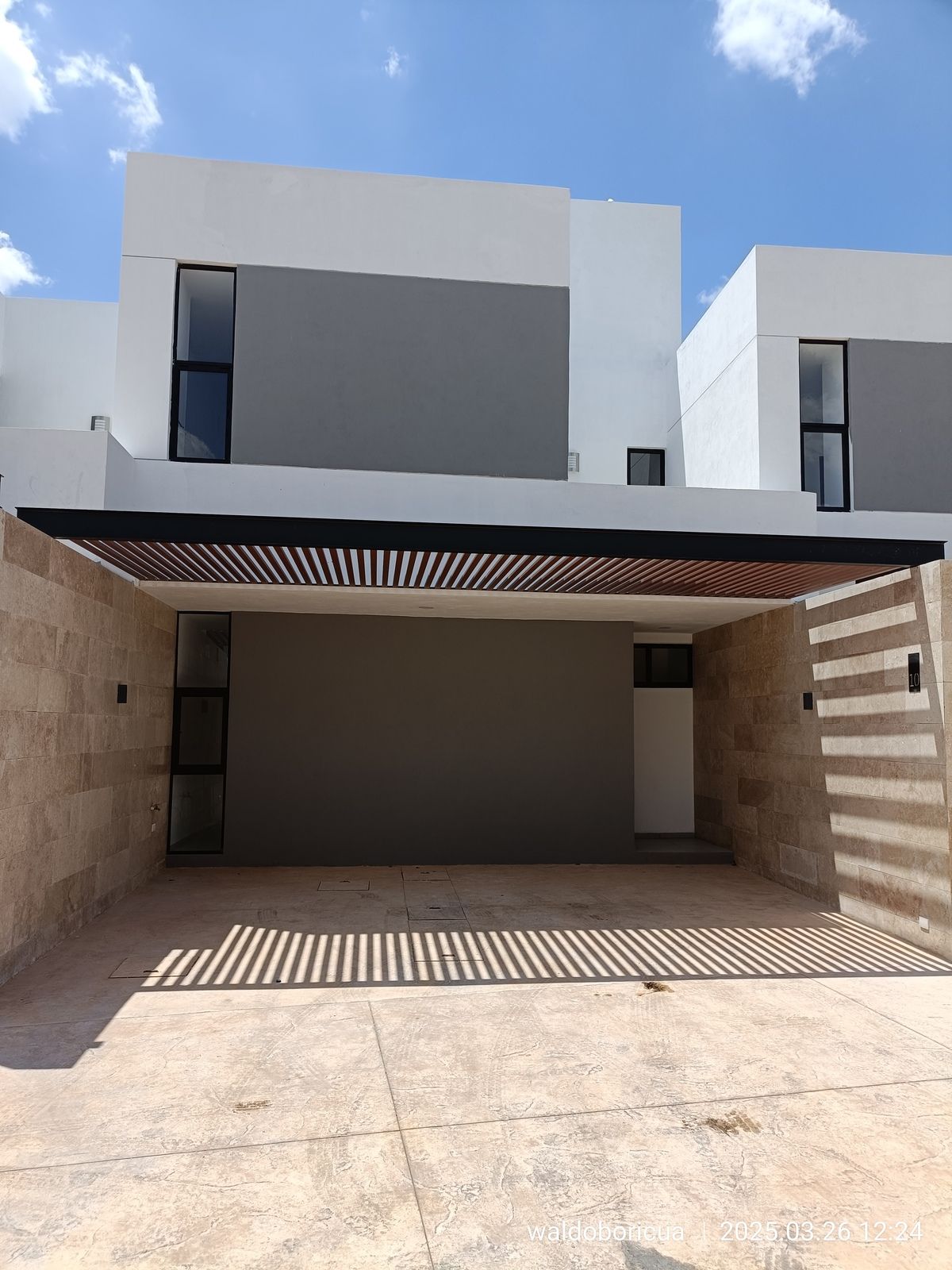 21 of 25: Garaje para dos autos