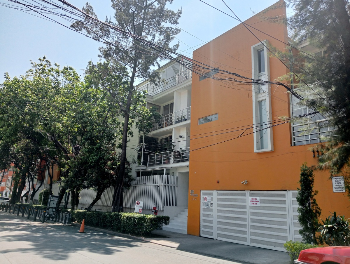 1 of 9: fachada
