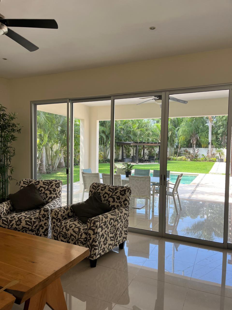 4 de 49: Sala con vista a la terraza y jardín con piscina.