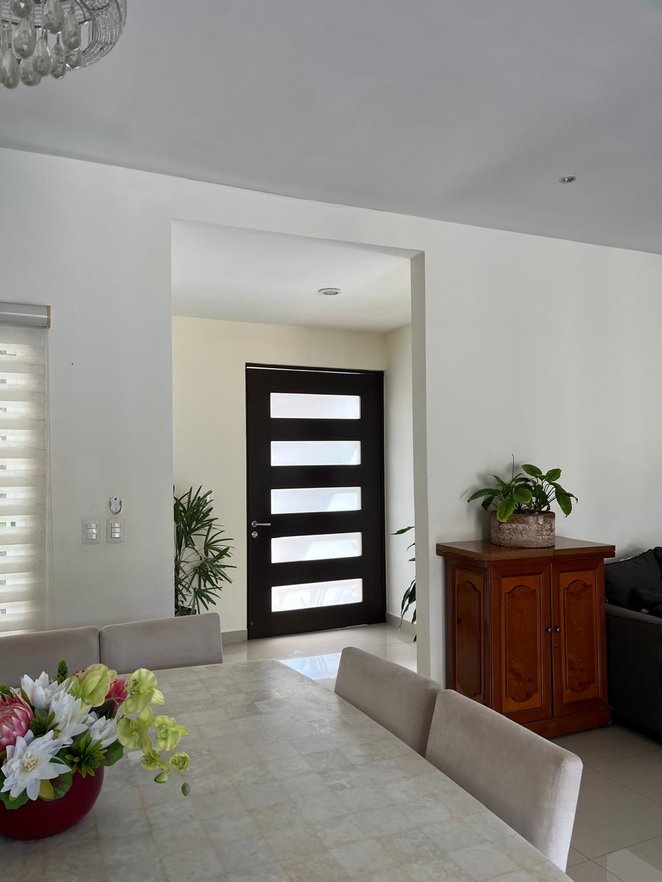 2 de 49: Puerta principal con recibidor
