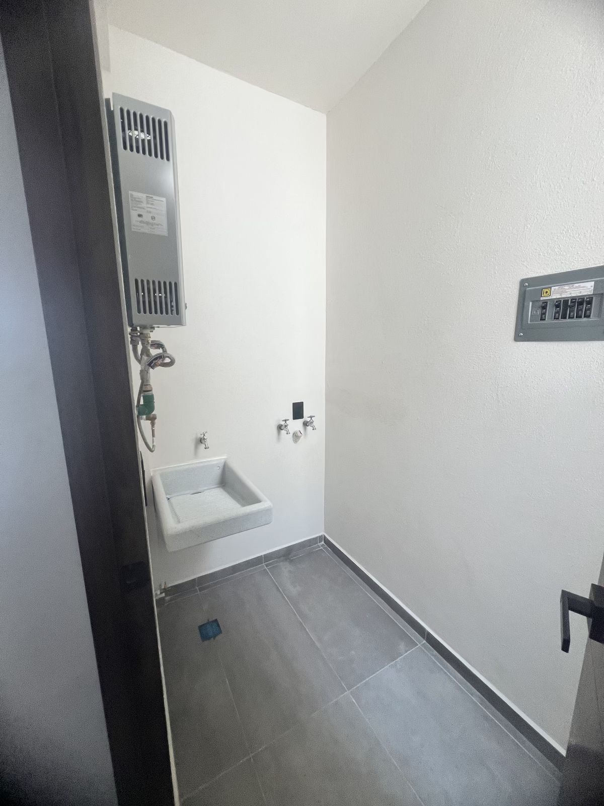 3 of 16: Cuarto de lavado