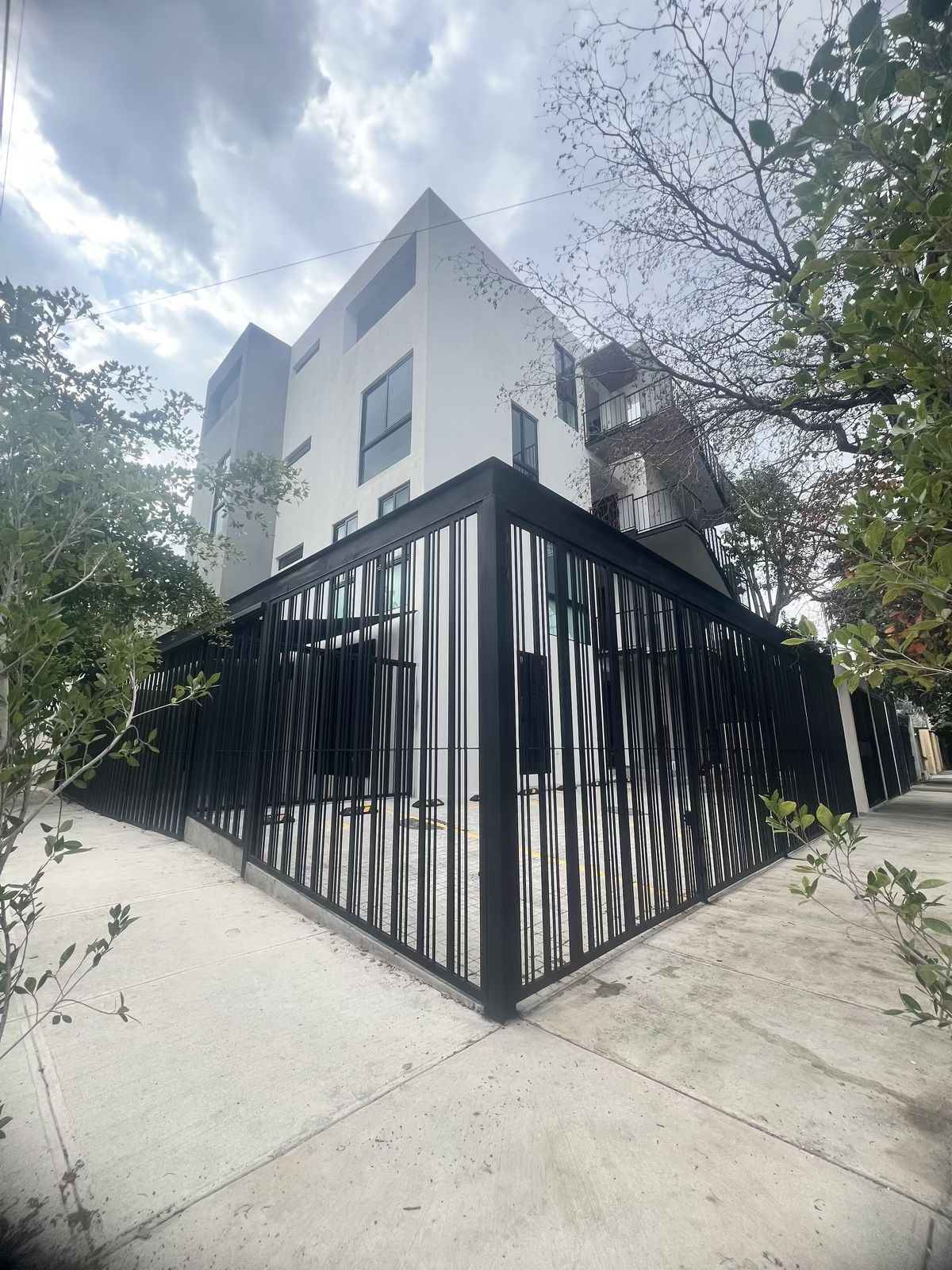 1 of 16: Fachada