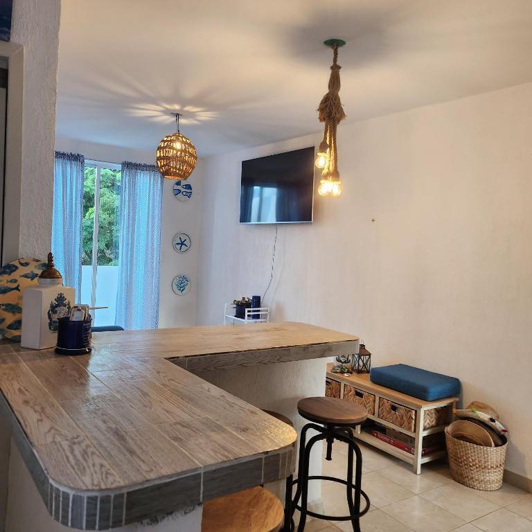 2 of 41: Sala y barra