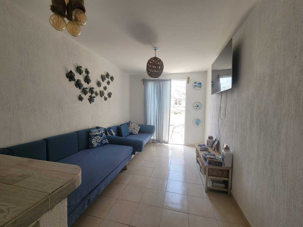 30 of 44: sala con balcon