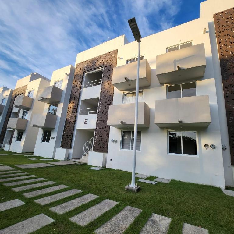 38 of 44: fachada edificio