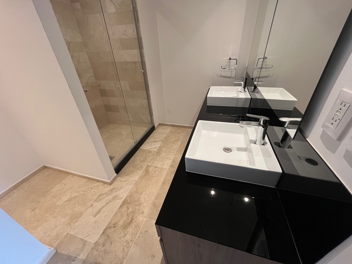 12 de 38: baño con doble ovalín