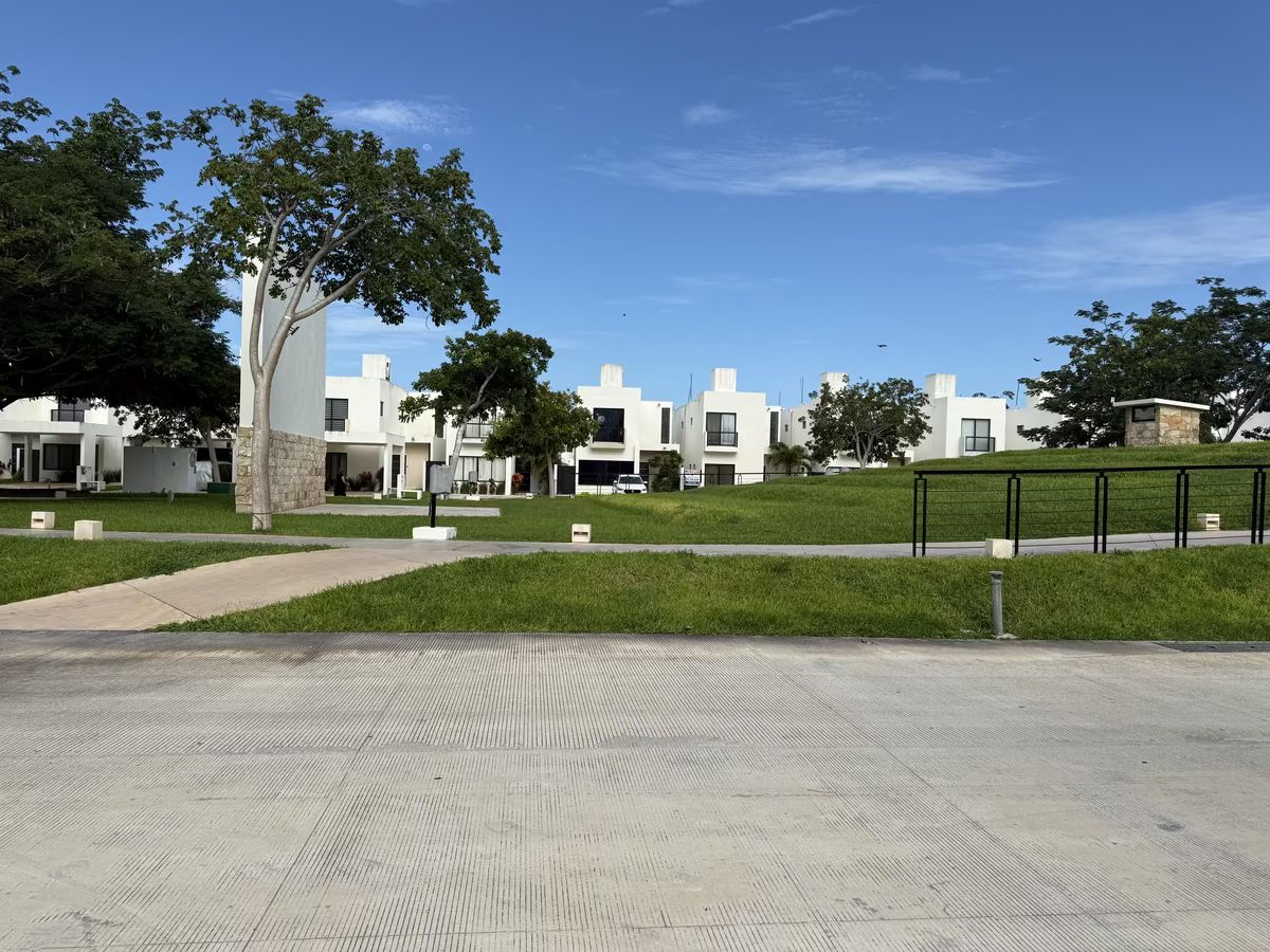 2 de 36: Parque frente a la casa