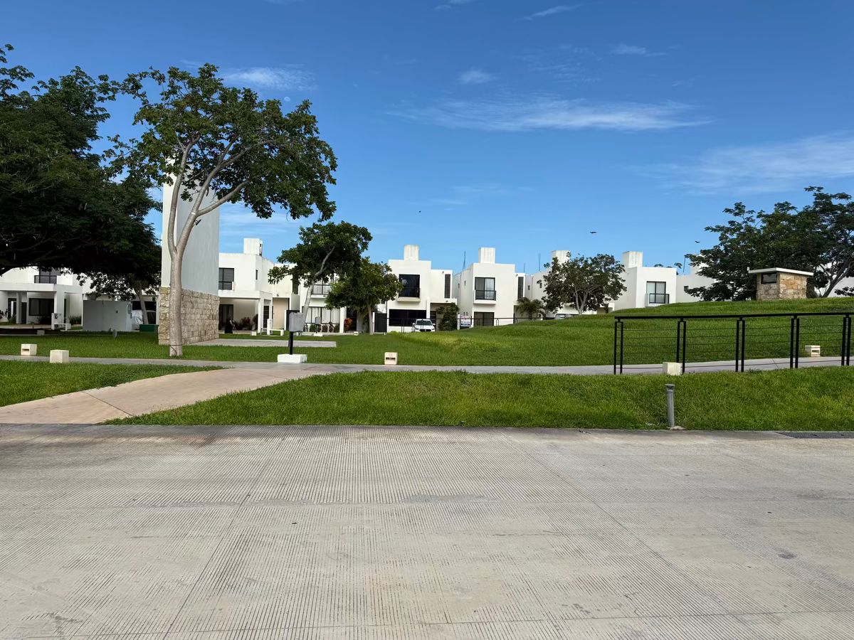 2 of 36: Parque frente a la casa