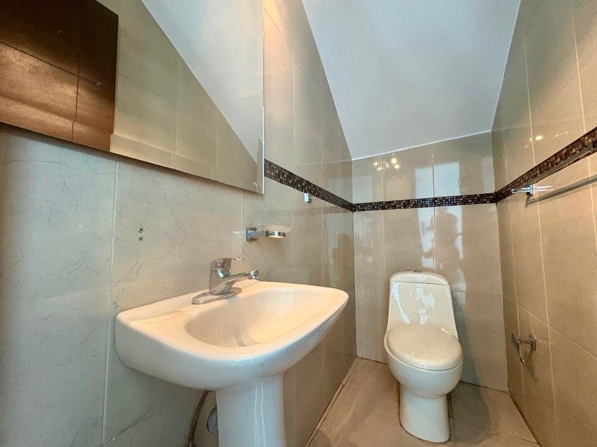 Medio baño en planta baja, foto 4 de 28
