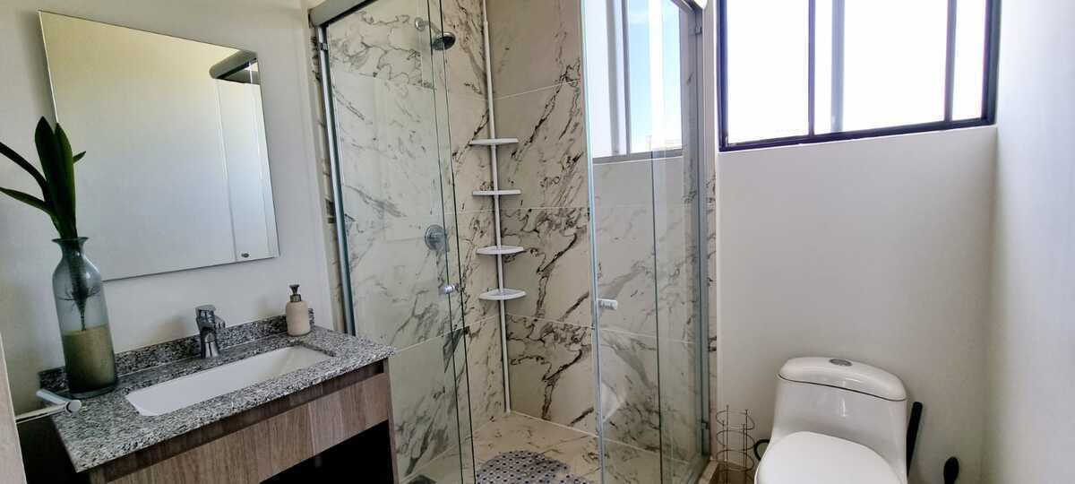 9 de 18: baño completo compartido