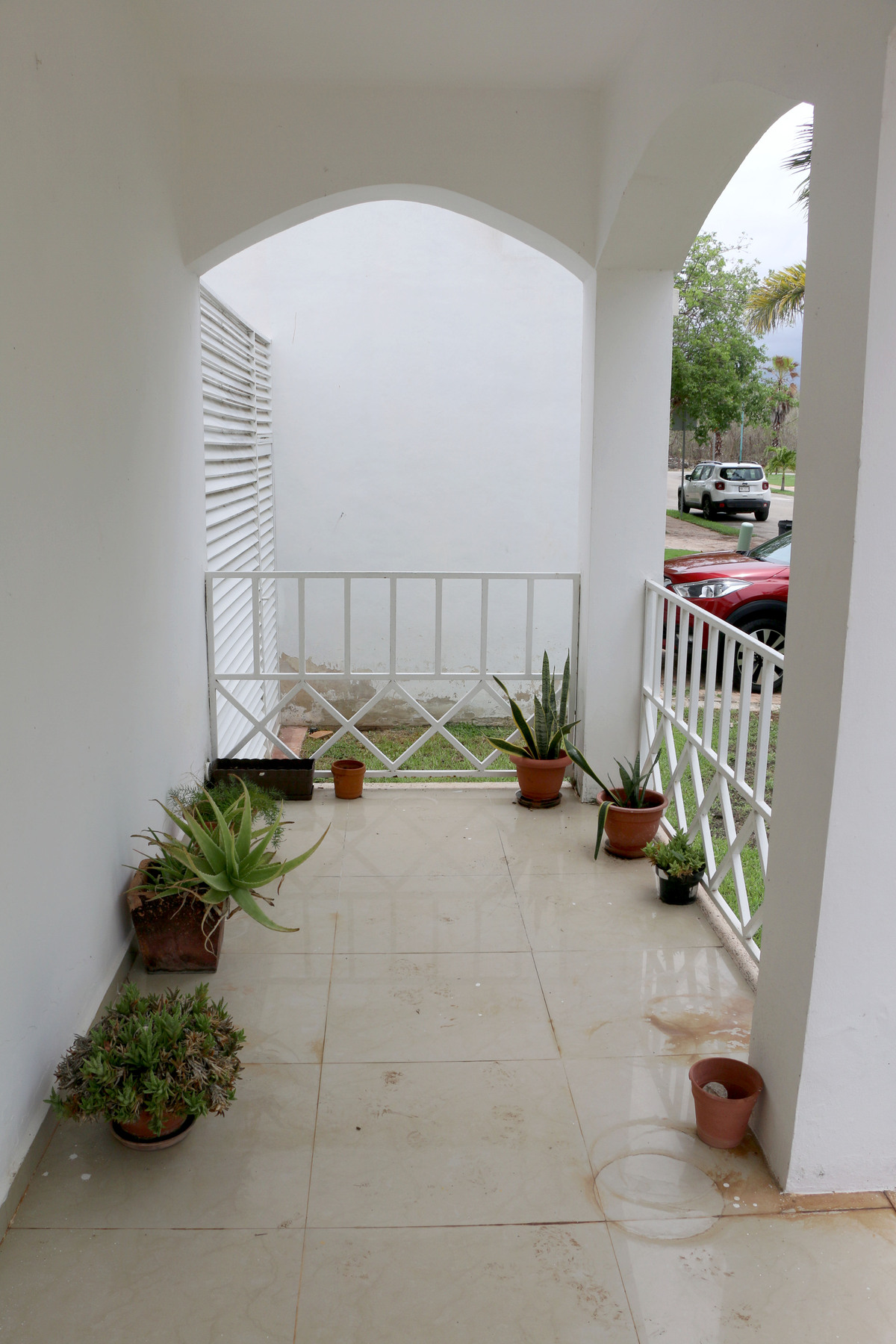 2 of 40: Terraza recibidor a la entrada