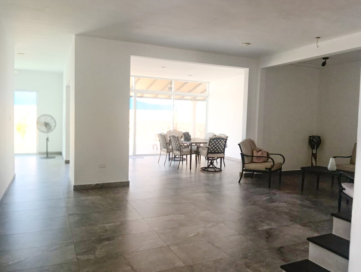 4 of 40: Amplia estancia