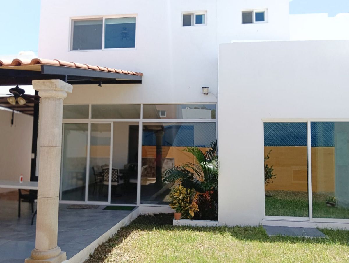 10 de 41: Terraza social y jardín