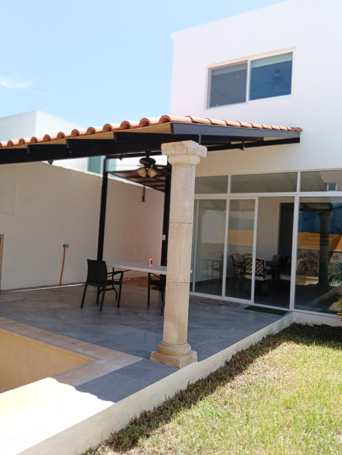 10 of 40: Terraza social techada