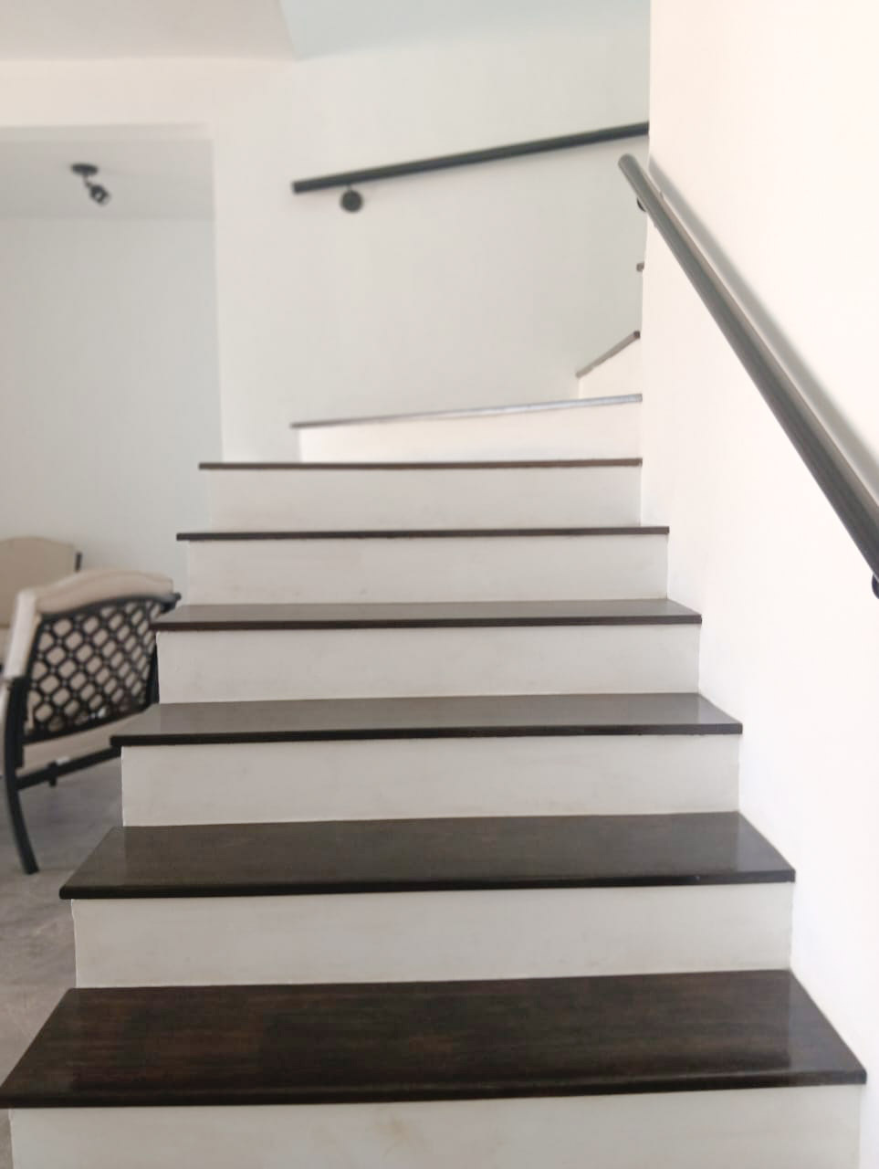 19 of 40: Escaleras forradas de madera con barandal