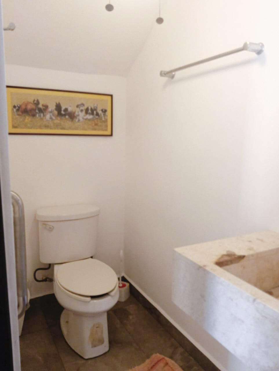 6 of 40: Medio baño de visitas