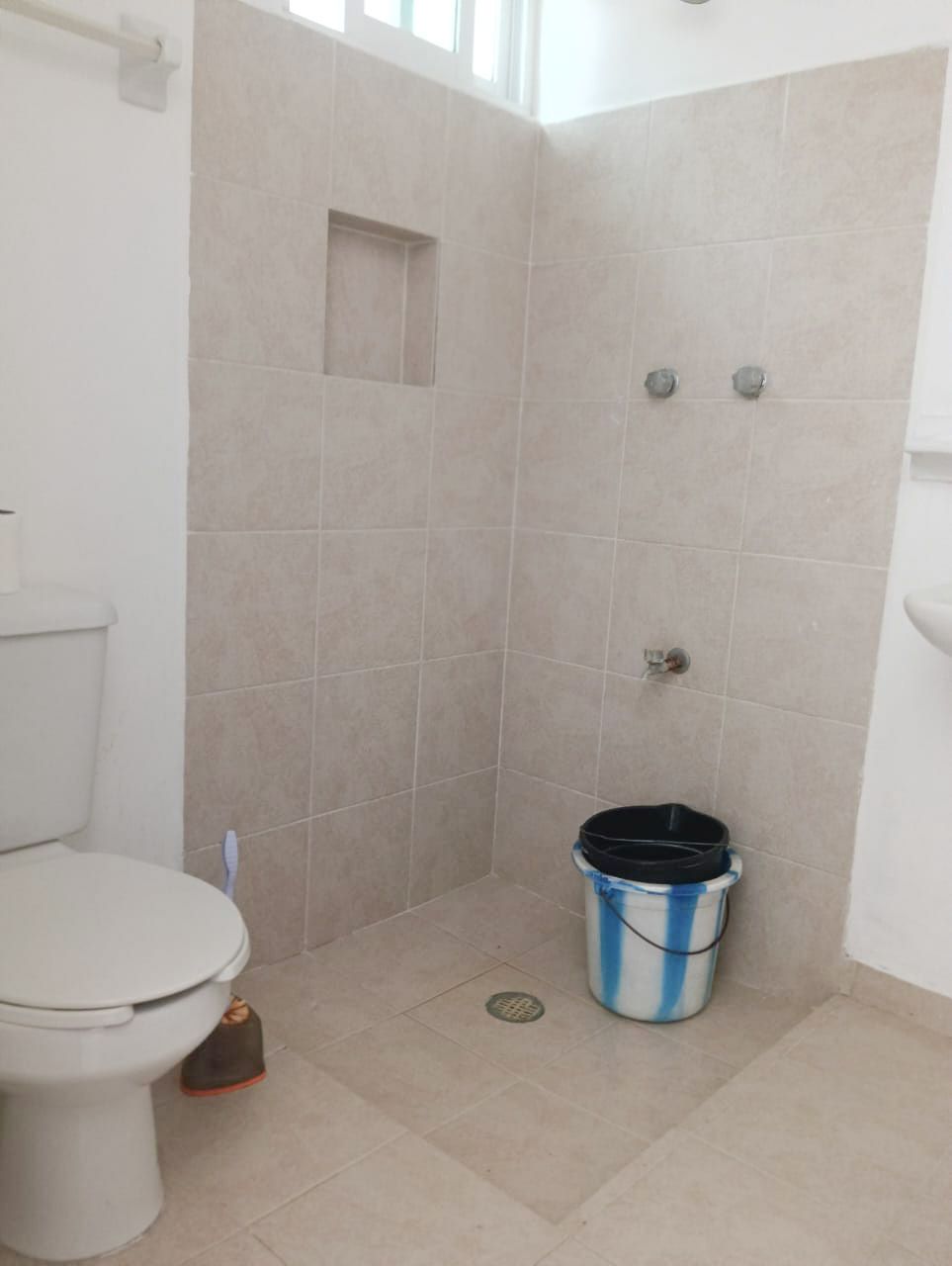 19 de 41: Baño de servicio