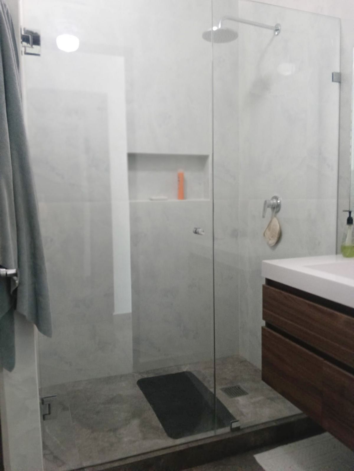31 de 41: Baño remodelado en recámara principal