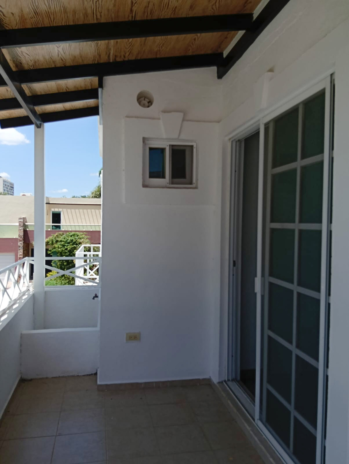 22 of 40: Balcón del fámily Room con llave