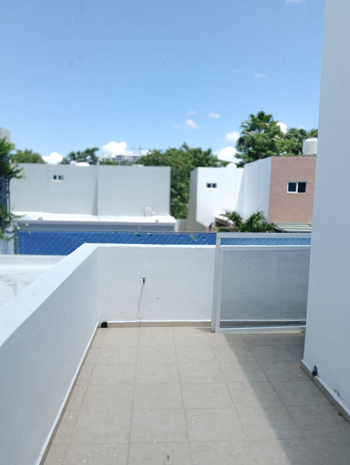 33 de 41: Terraza sin techar de recámara sec. con vista a alberca