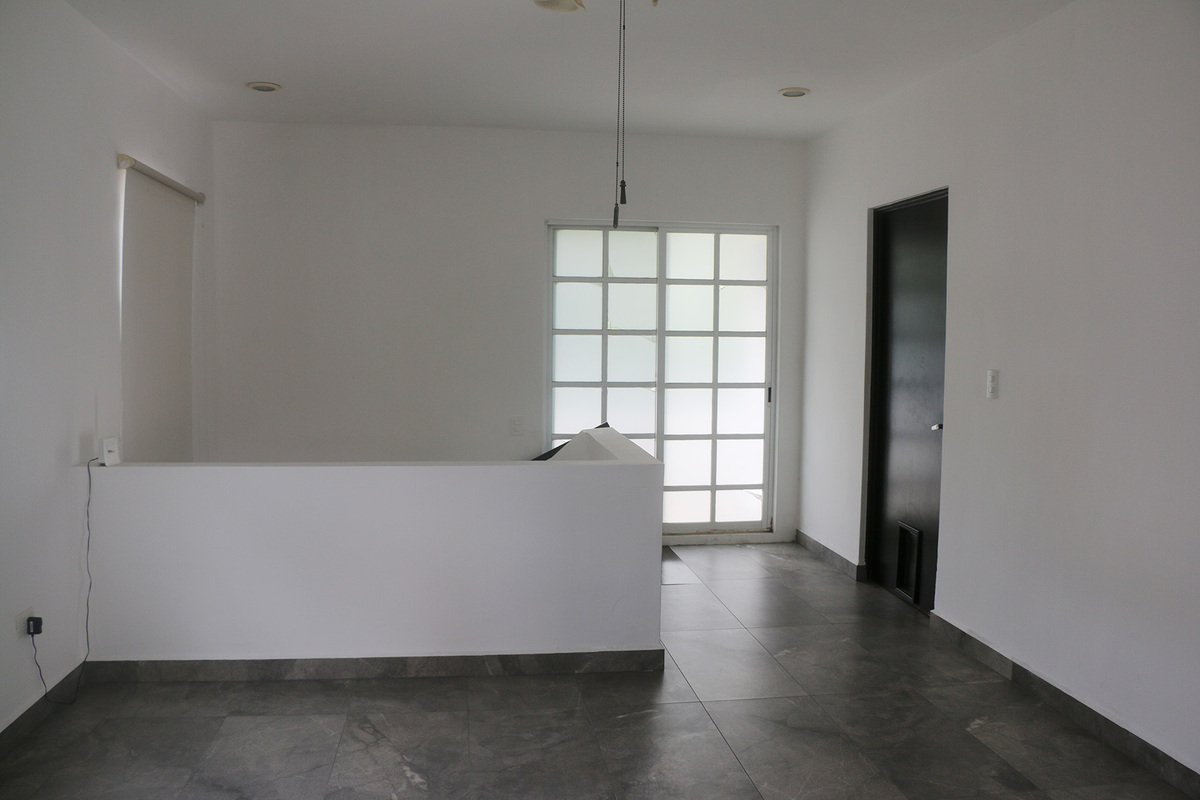 23 of 40: Family Room amplio