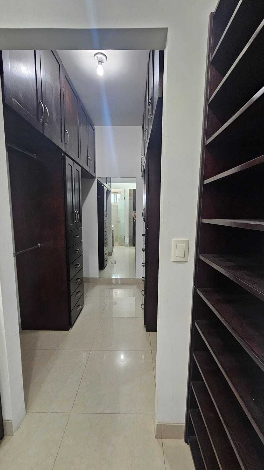 20 de 48: Baño completo con closet Rec. Principal