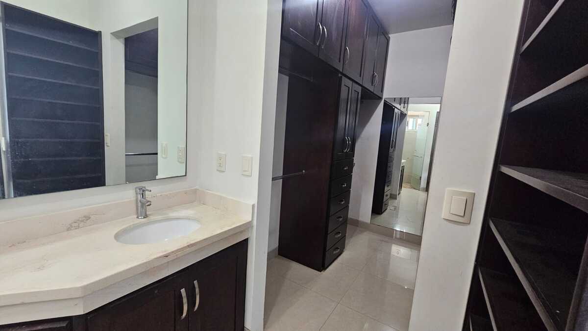 19 de 48: Baño completo con closet Rec. Principal