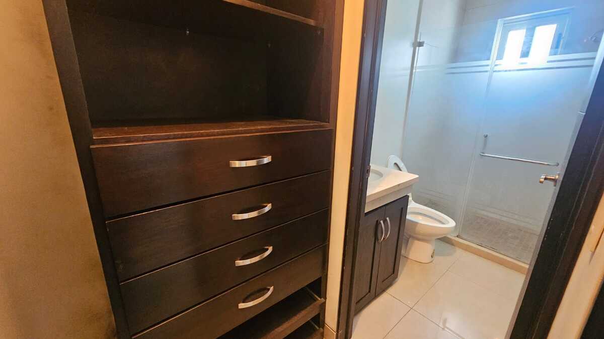 28 de 48: Baño completo con closet Rec. Secundaria 2