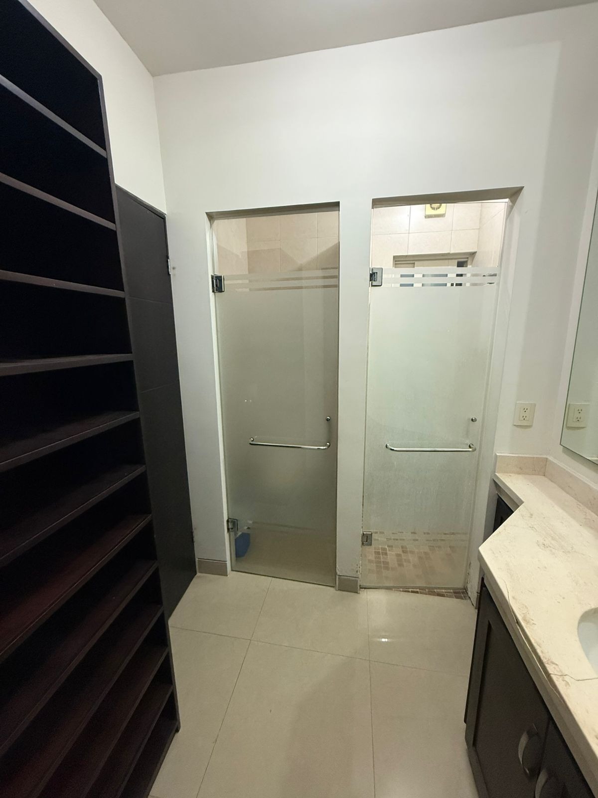 21 de 48: Baño completo con closet Rec. Principal