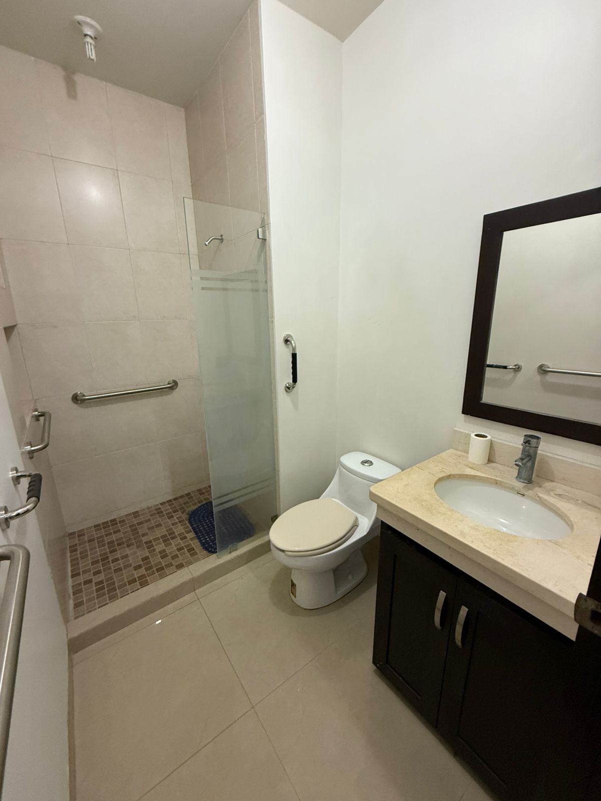 25 de 48: Baño completo con closet Rec. Secundaria