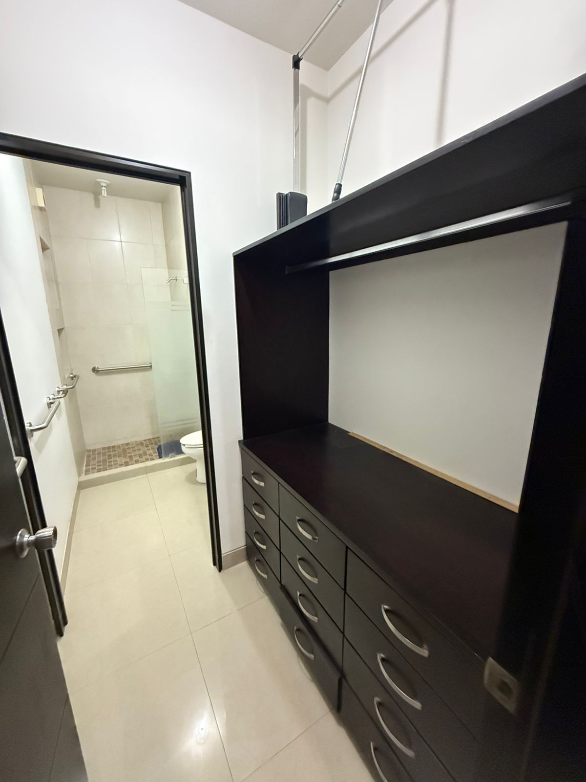24 de 48: Baño completo con closet Rec. Secundaria