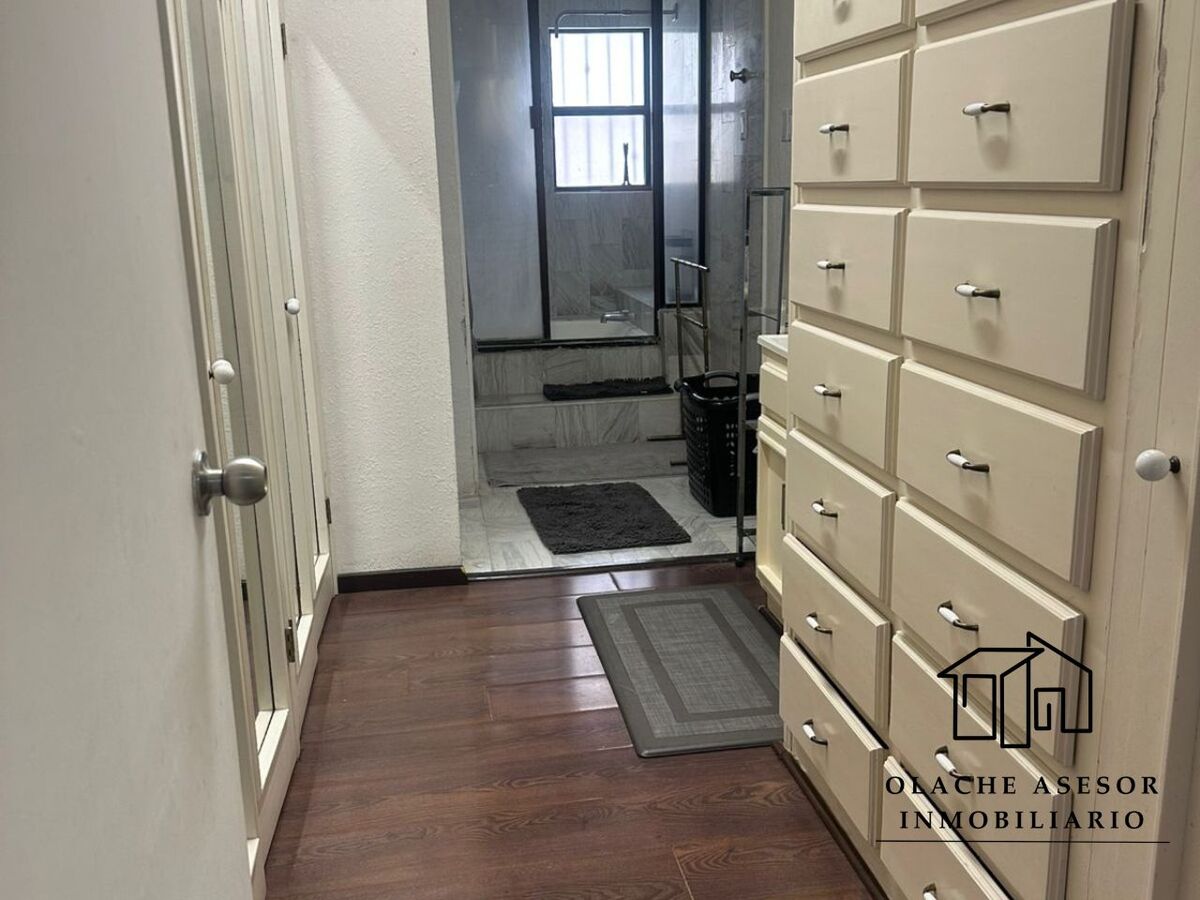 13 of 17: WALKING CLOSET