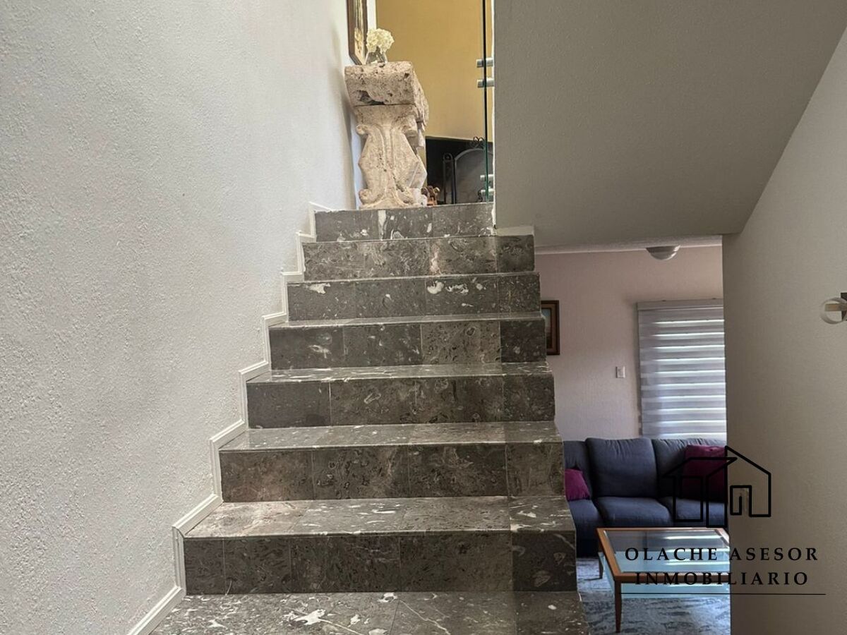 11 of 17: ESCALERAS