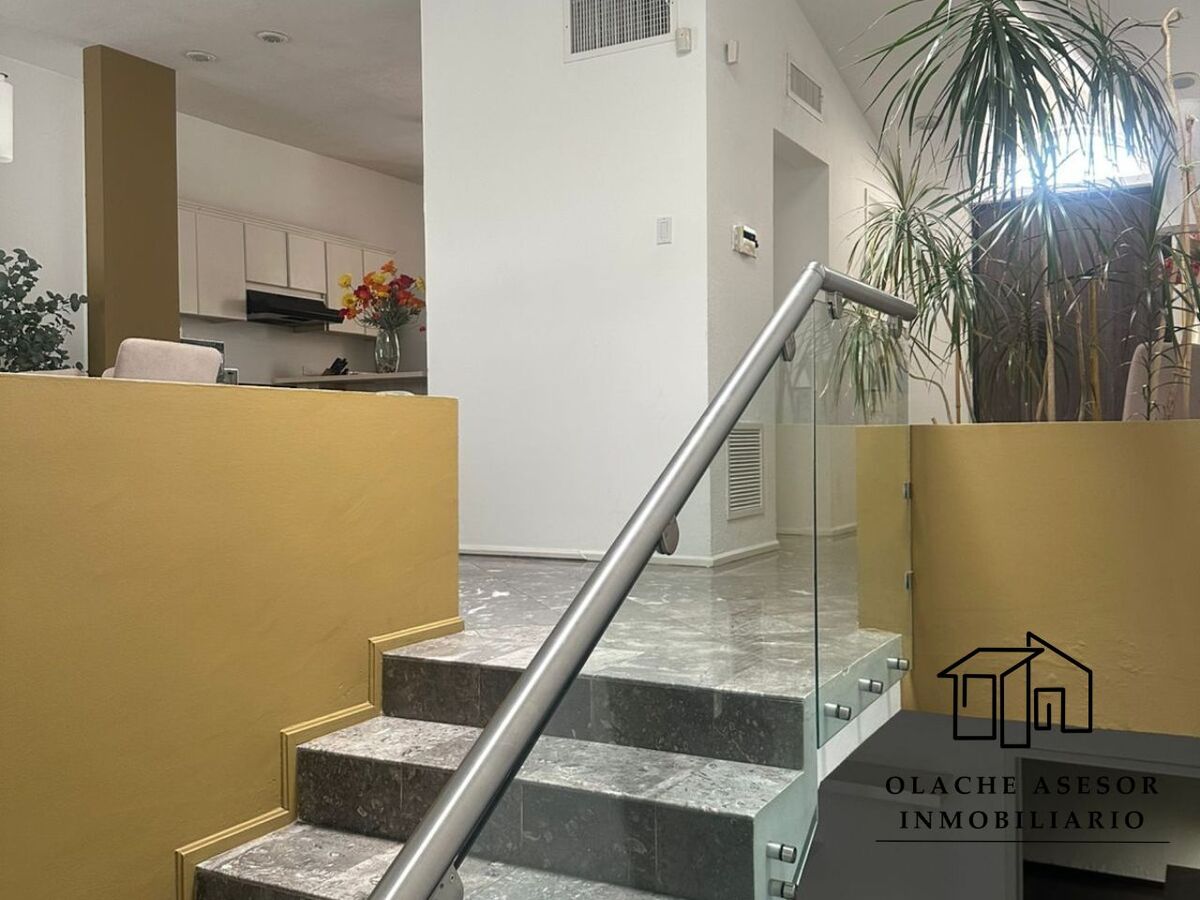 9 of 17: ESCALERAS