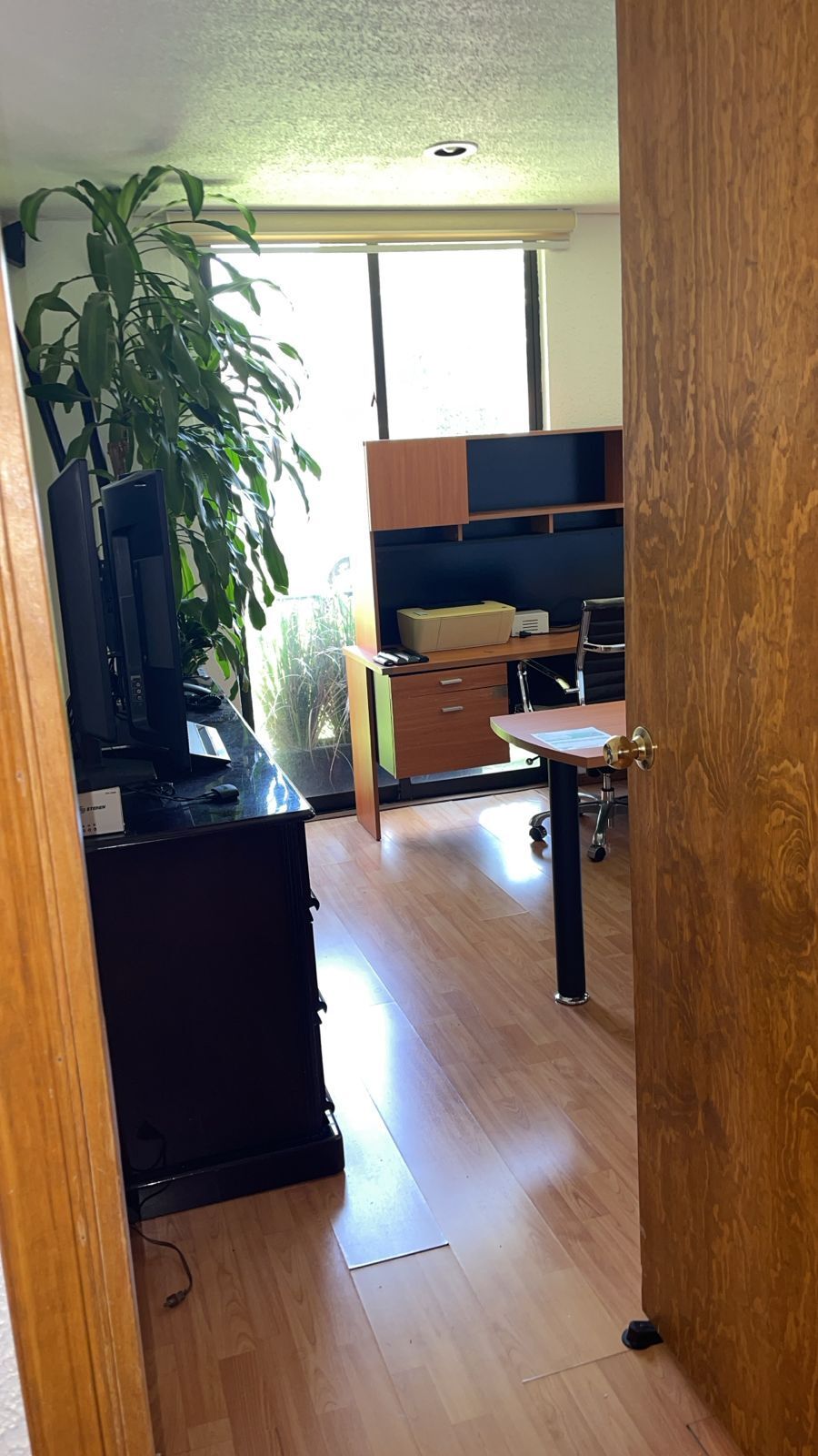 Entrada a cuarto con Home Office en renta
