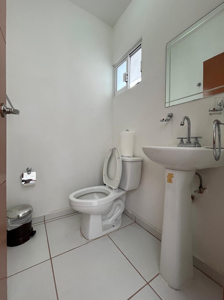 15 of 27: Medio Baño Área Social