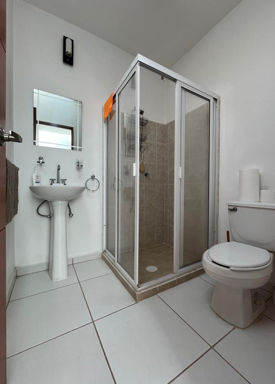 24 of 27: Baño Planta Alta