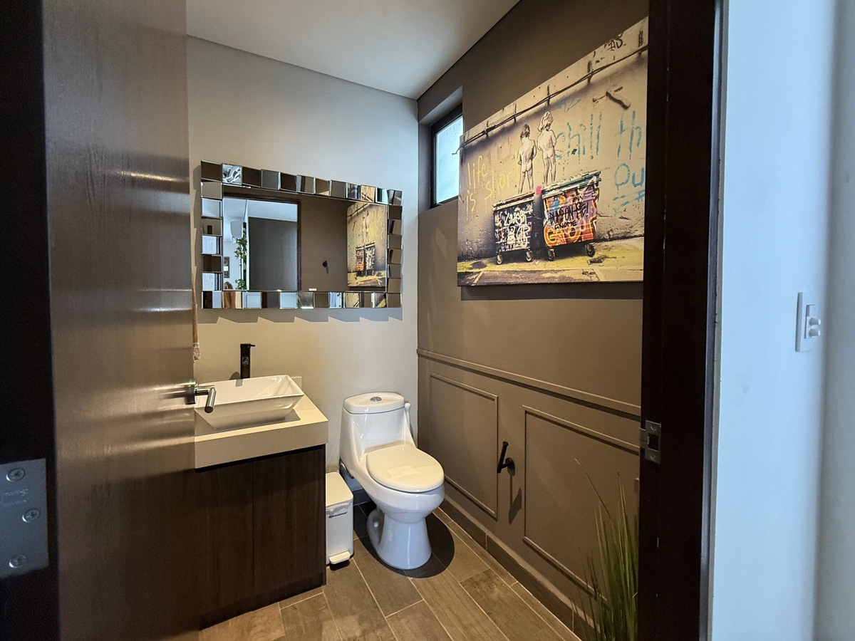 4 de 17: Baño de Visitas