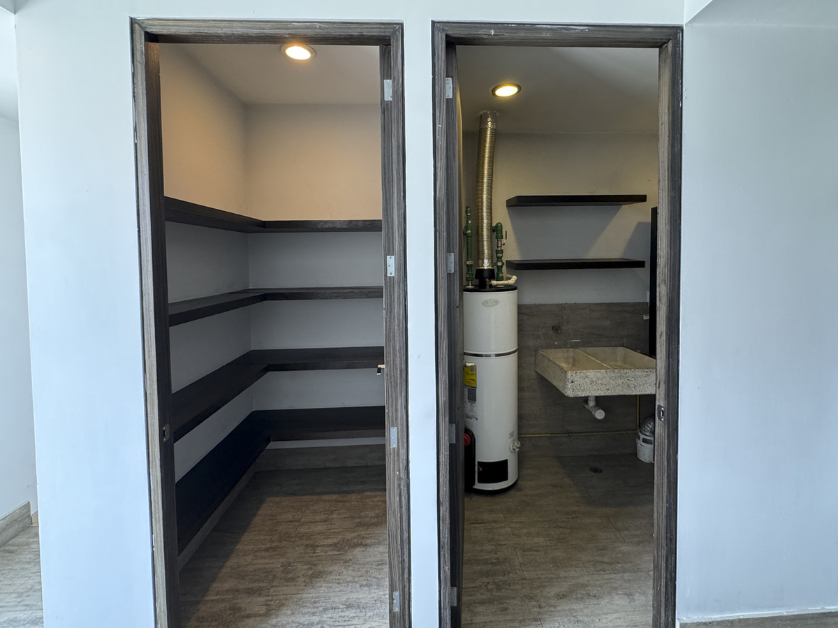 17 of 25: Alacena y Cuarto de lavado a un lado de la cocina