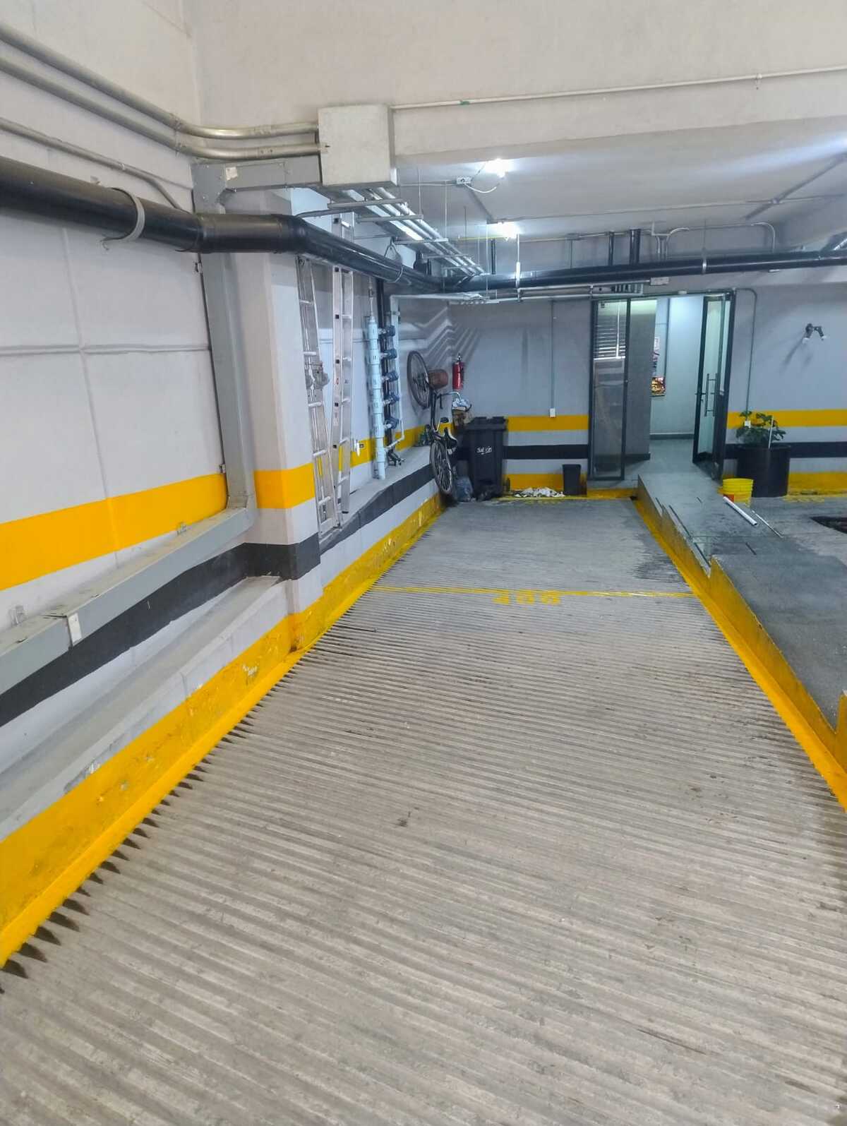 21 of 25: 2 estacionamientos en línea a nivel de calle