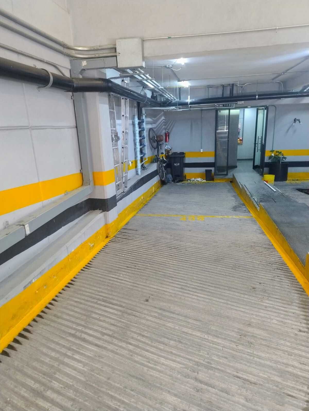 22 de 24: 2 estacionamientos en línea a nivel de calle