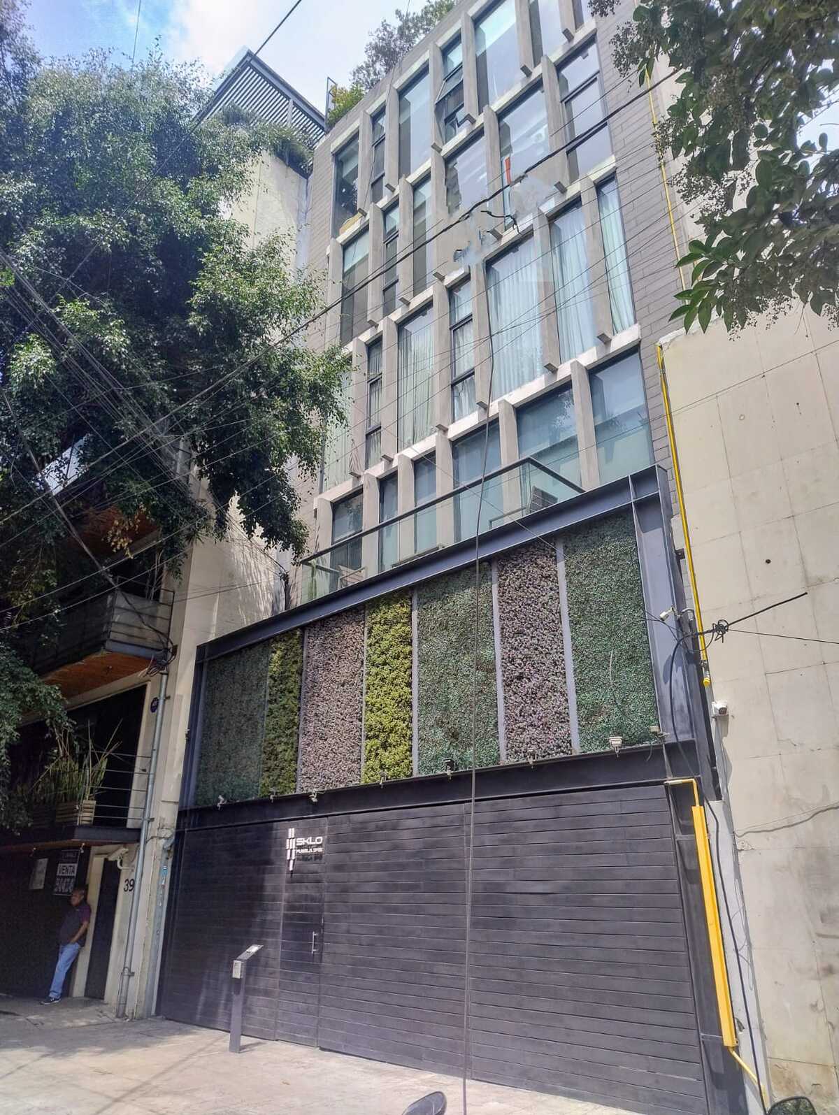 24 of 25: Fachada edificio de solo 5 niveles