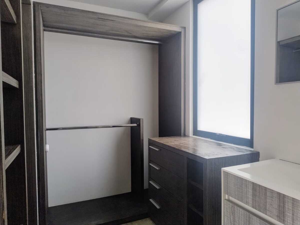 12 of 25: Baño completo con vestidor recámara principal