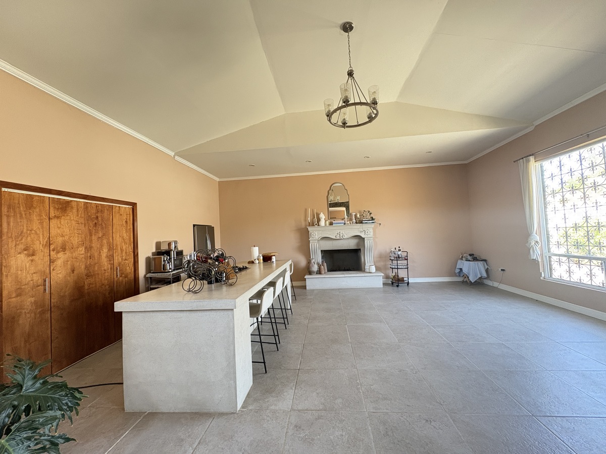 4 de 22: Cocina con barra y espacio para sala