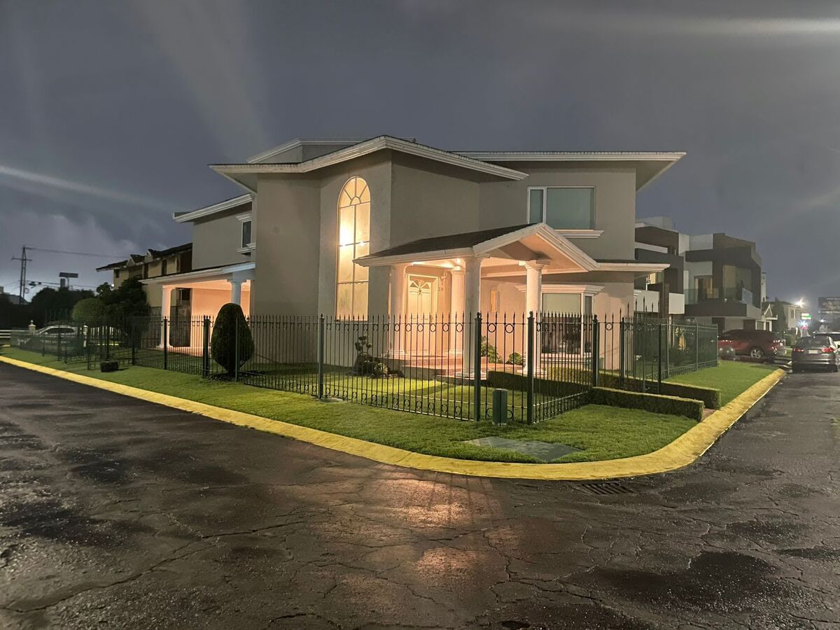 Amplia Casa en Venta Fraccionamiento Virreyes