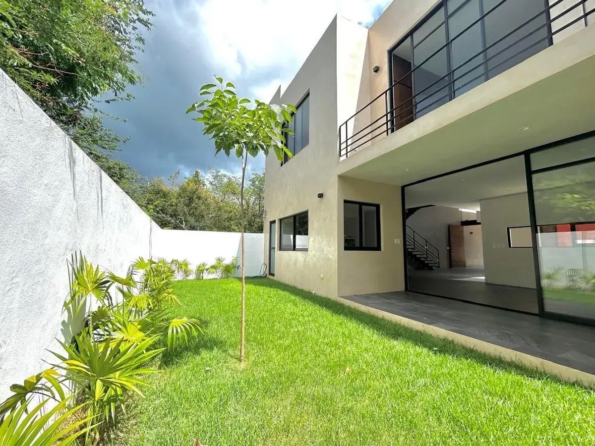 EN VENTA CASA DE 3 PISOS CON ALBERCA EN PASEO COUNTRY | CHABLEKAL | - foto 1